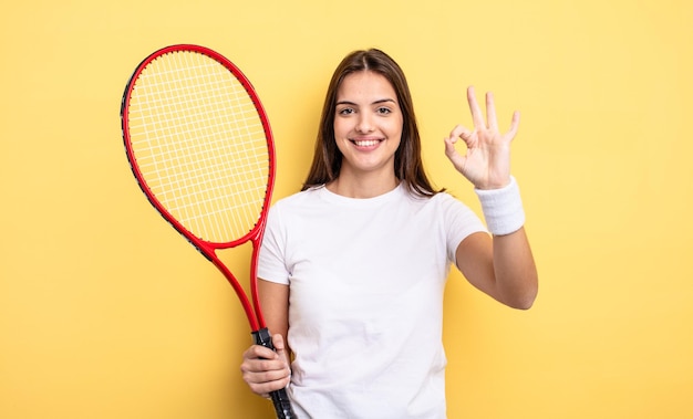 Mooie vrouw die zich gelukkig voelt en goedkeuring toont met een goed gebaar tennisspelerconcept