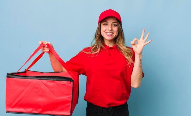 Mooie vrouw die zich gelukkig voelt en goedkeuring toont met een goed gebaar