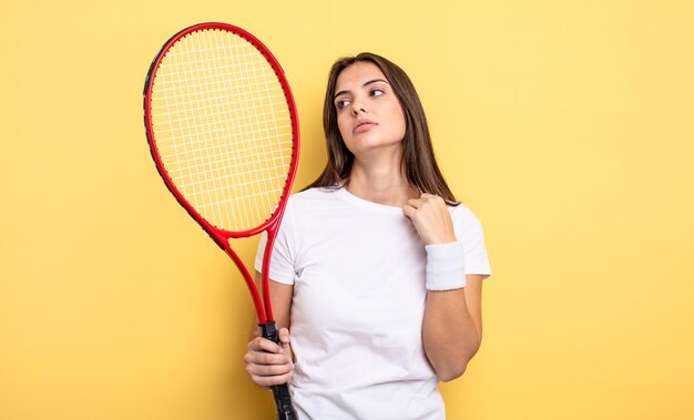 Mooie vrouw die zich gestrest, angstig, moe en gefrustreerd voelt. tennisser concept