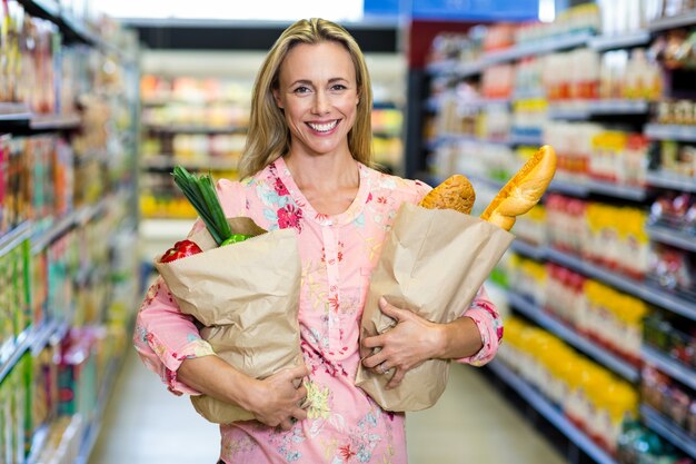 Mooie vrouw die zich met zakken bevindt