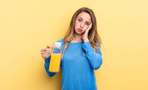 Mooie vrouw die zich verveeld, gefrustreerd en slaperig voelt na een vermoeiend sinaasappelsapconcept