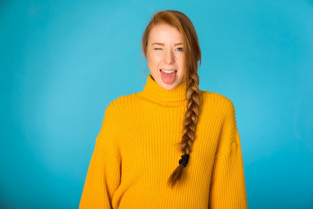 Mooie vrouw die zich voordeed op blauwe muur