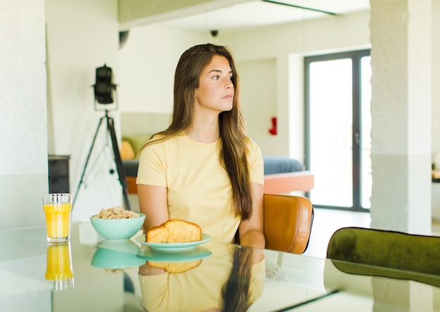 Mooie vrouw die zich voorstelt of dagdroomt