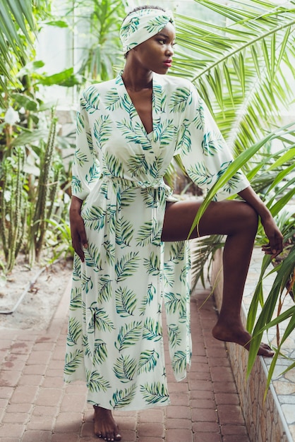 mooie vrouw die zomerpareo draagt op tropisch resort