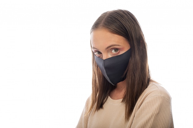 Mooie vrouw die zwart gezichtsmasker draagt