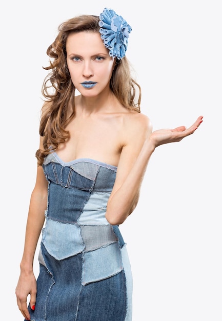 Mooie vrouw draagt jurk van oude jeans Recycle fashion concept