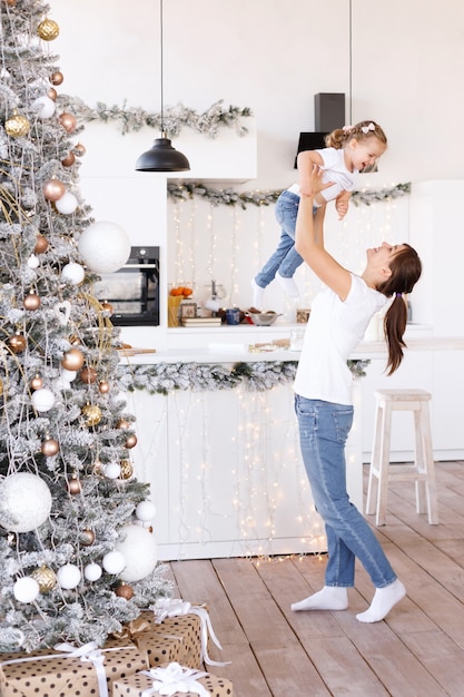 Mooie vrouw en dochter op Kerstmis