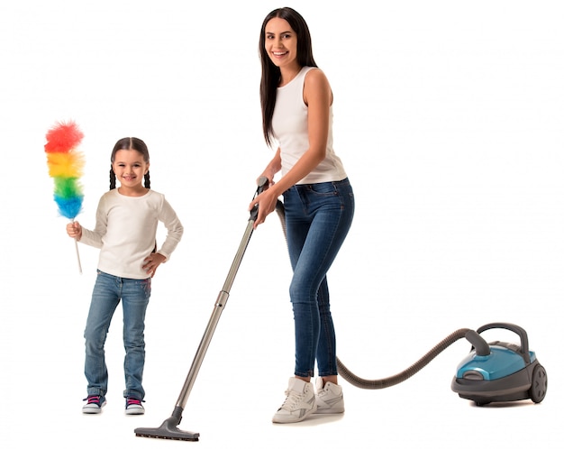 Mooie vrouw en haar dochter kijken naar de camera. schoonmaak concept