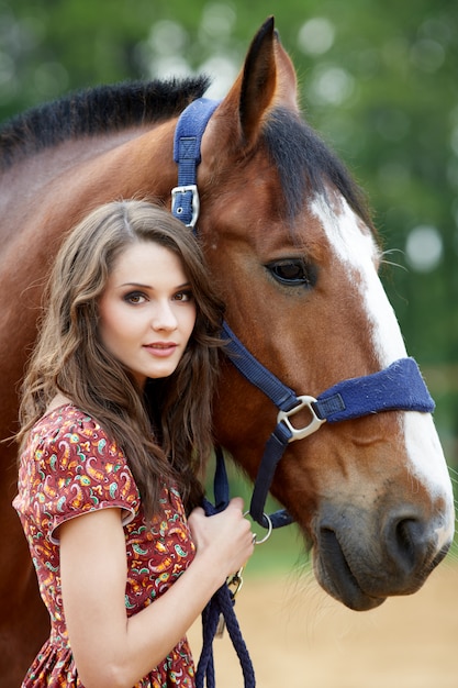 Mooie vrouw en paard buitenshuis.