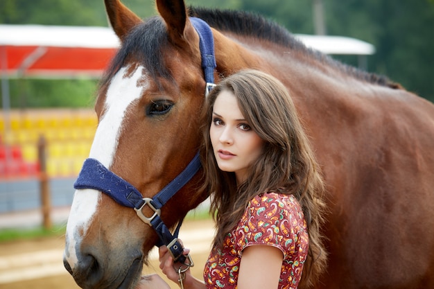 Mooie vrouw en paard buitenshuis.