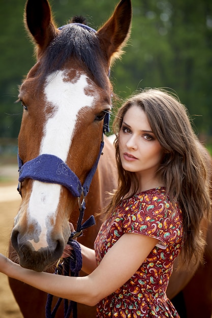 Mooie vrouw en paard buitenshuis.