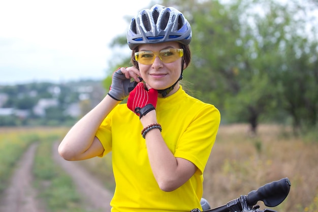 Mooie vrouw fietser met een fiets op de natuur Gezonde levensstijl en sport Vrije tijd en hobby's