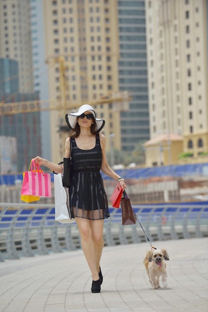 mooie vrouw gaat winkelen in de stad