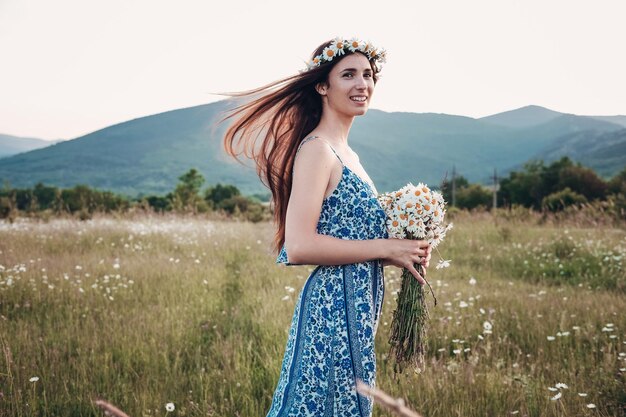 Mooie vrouw genieten van veld mooi meisje met lang donker haar ontspannen buiten plezier houden plant gelukkige jonge dame en lente groen natuur harmonie concept