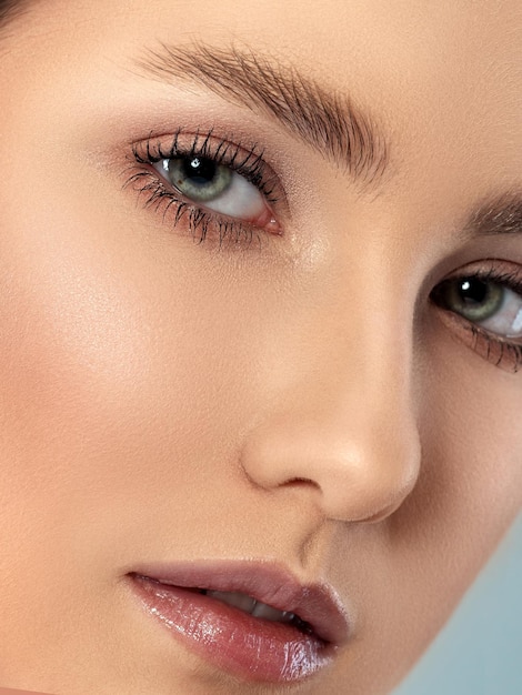 Mooie vrouw gezicht met perfecte huid close-up bekijken. Klassieke dag make-up.