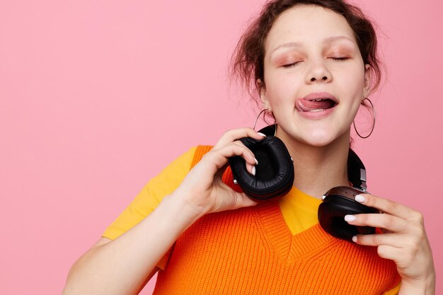 Mooie vrouw grimas hoofdtelefoon entertainment emoties muziek bijgesneden weergave ongewijzigd