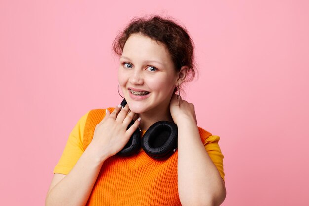 Mooie vrouw grimas hoofdtelefoon entertainment emoties muziek bijgesneden weergave ongewijzigd