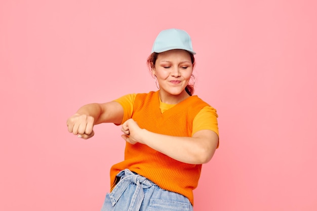 Mooie vrouw grimas oorbellen pet mode roze achtergrond ongewijzigd