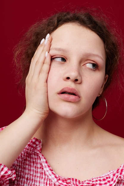 Mooie vrouw grimassen gezicht close-up ongewijzigd