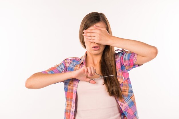 Mooie vrouw haar haren knippen met een schaar