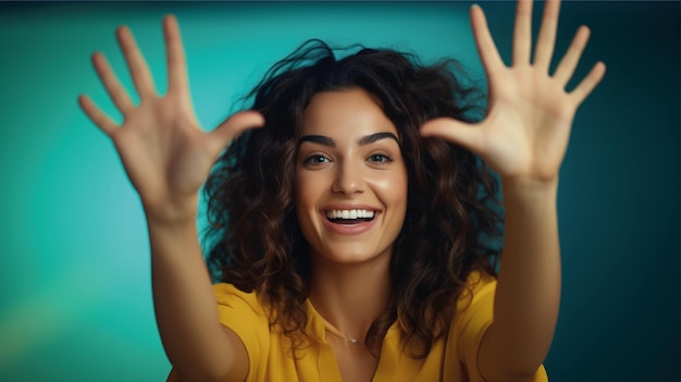 mooie vrouw hand opsteken met kleur achtergrond