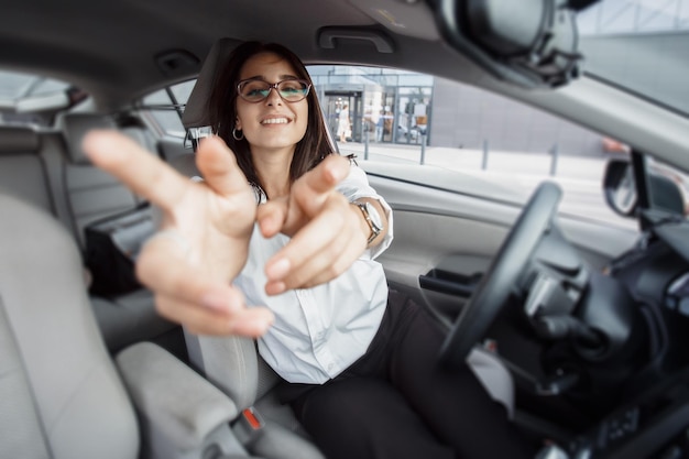 Mooie vrouw in auto