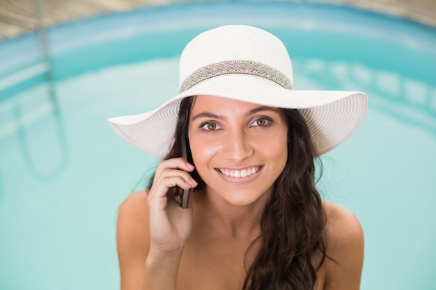 Mooie vrouw in bikini ontspannen