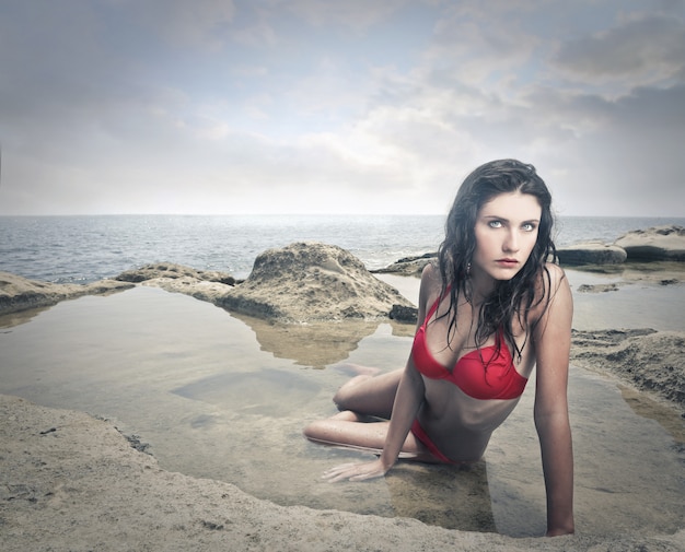 mooie vrouw in bikini op zee