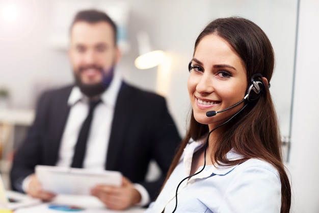 mooie vrouw in callcenter