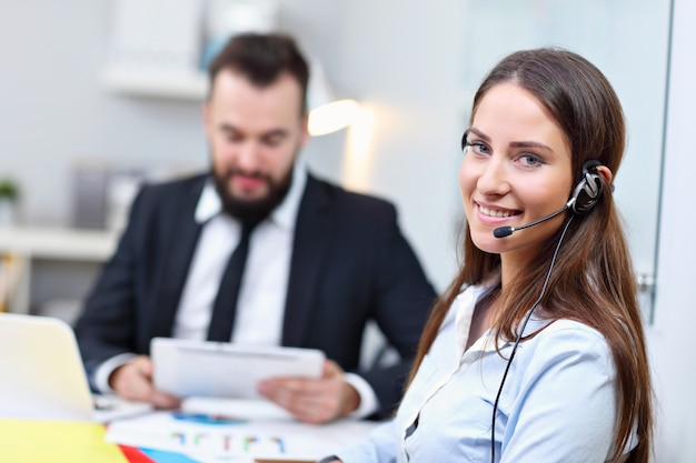 mooie vrouw in callcenter