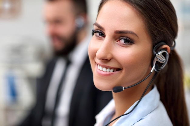 Mooie vrouw in callcenter