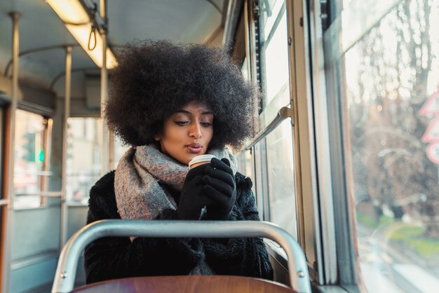 Mooie vrouw in de bus