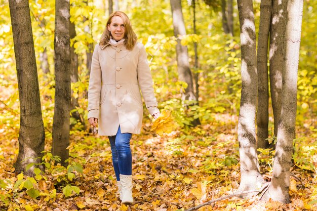 Mooie vrouw in de herfstpark