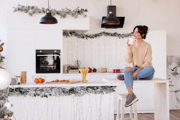 Mooie vrouw in de keuken op Kerstmis