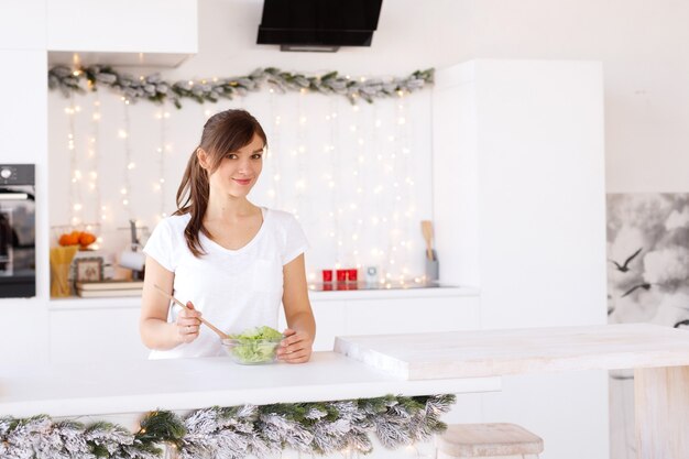 Mooie vrouw in de keuken op Kerstmis