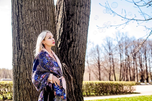 Mooie vrouw in de lente zonnige dag buitenshuis