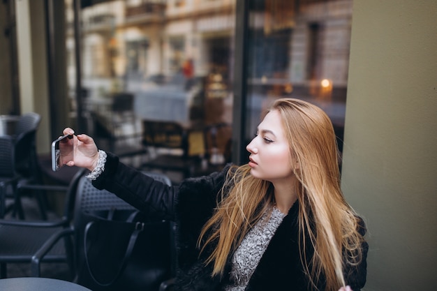 Mooie vrouw in de stad met smartphone