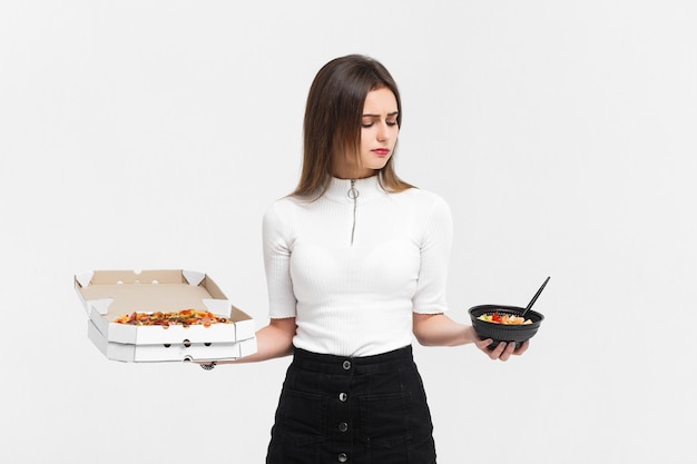 Mooie vrouw in de witte pizza van de t-shirtholding, geïsoleerde snel voedselachtergrond.