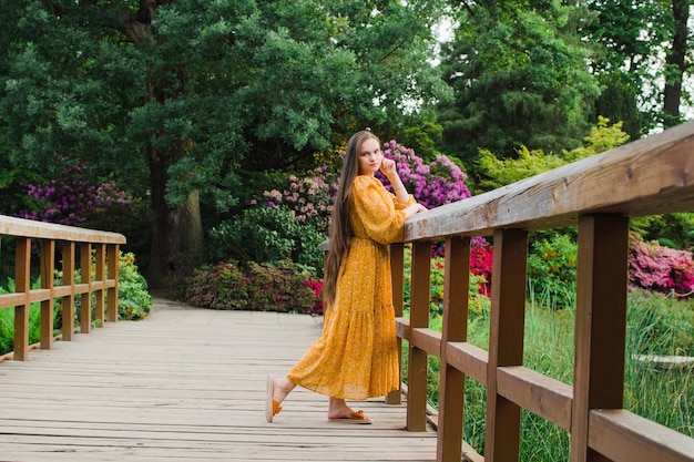 Mooie vrouw in de zomer in gele jurk