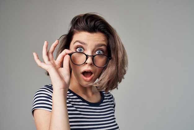 mooie vrouw in een gestreepte T-shirt lichte achtergrond Lifestyle Hoogwaardige foto