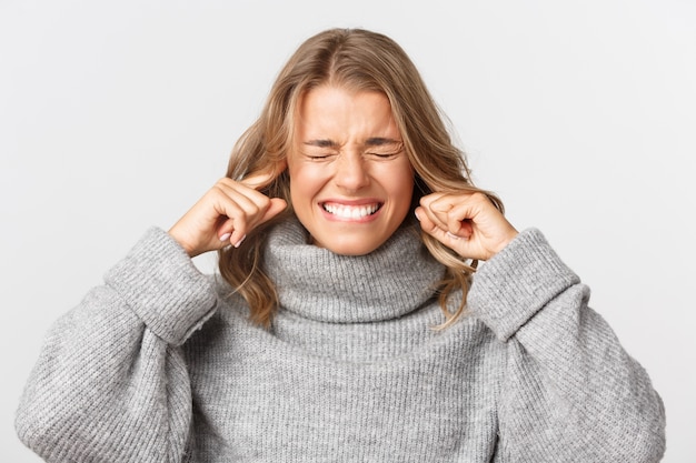 Mooie vrouw in een grijze trui poseren