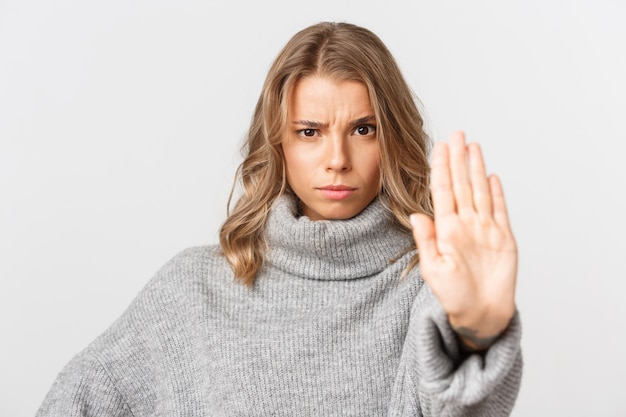 Mooie vrouw in een grijze trui poseren