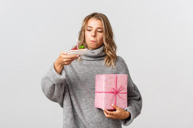 Mooie vrouw in een grijze trui poseren