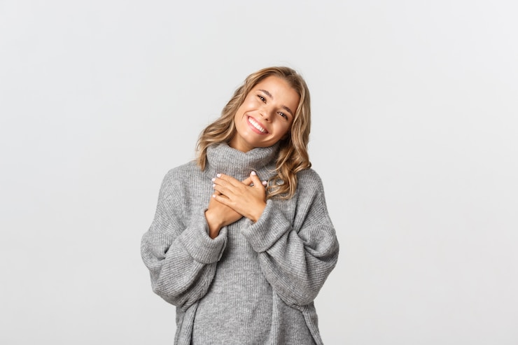 Foto mooie vrouw in een grijze trui poseren