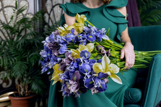 Mooie vrouw in een groene jurk