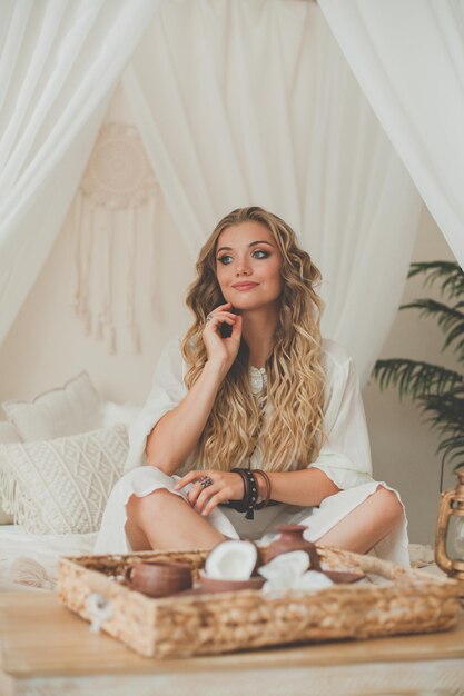 Foto mooie vrouw in een hotelkamer blonde vrouw in een tropisch hotel resort