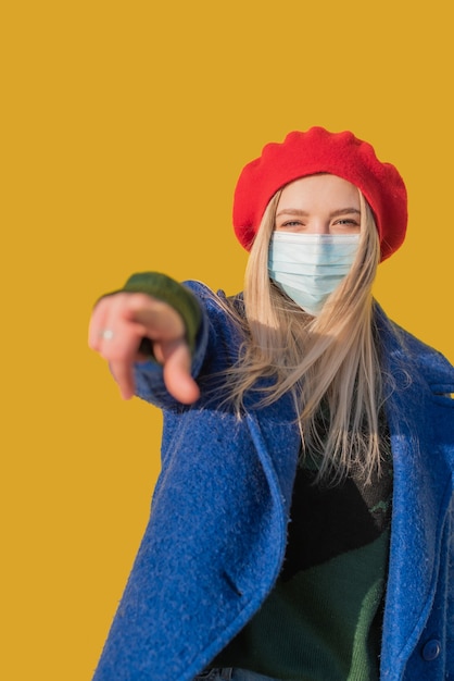 Mooie vrouw in een medisch masker Covid-19 coronavirus pandemie concept.