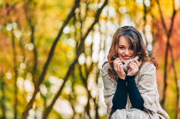 Mooie vrouw in een park