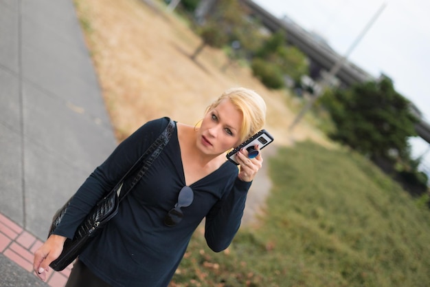 Mooie vrouw in een park