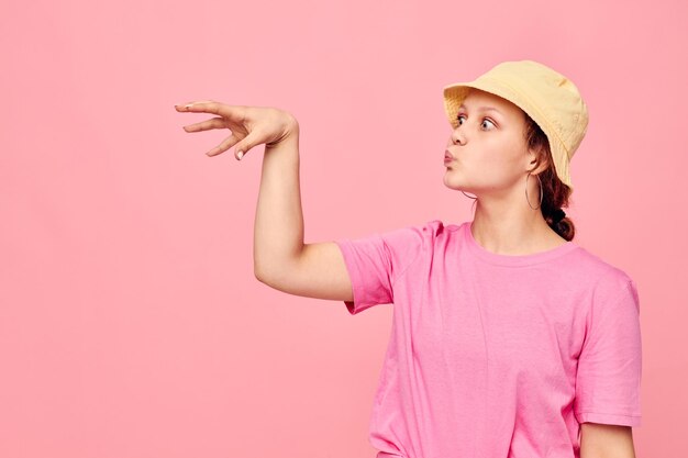 Mooie vrouw in een roze T-shirt en hoed Jeugdmode Lifestyle ongewijzigd